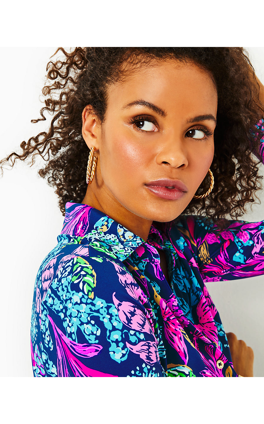 TROPICAL TWIST HOOP EARRINGS, GOLD METALLIC